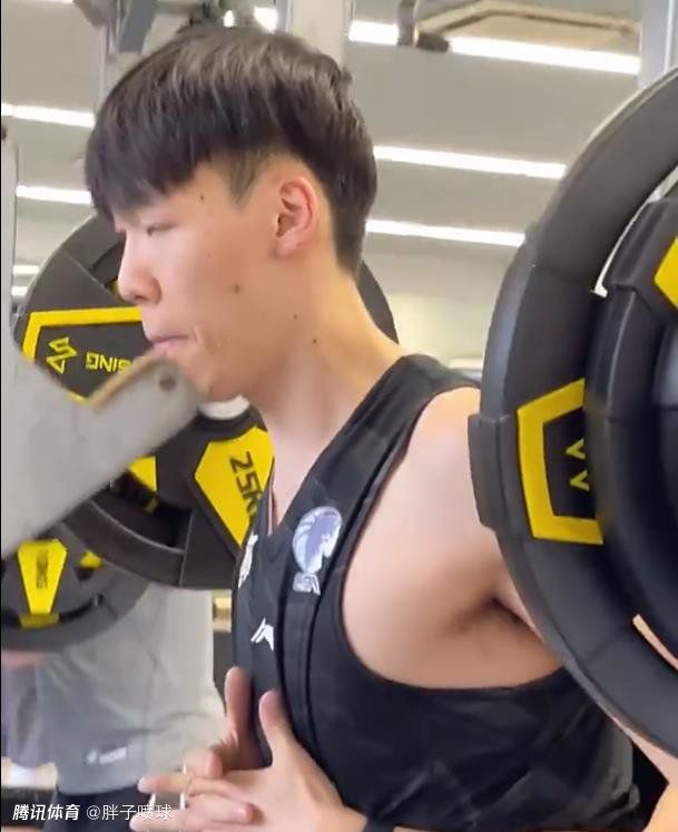 　　　　我赏识《守看者》的此中一点是，本片在社会学和哲学两方面都在和不雅众进行互动切磋，并且很有诚意，作为一部准贸易年夜片而言，要塞进这么多略显生涩的内容实际上是需要很年夜勇气的。